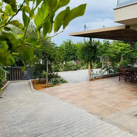 Gargarou Residences Kómboi